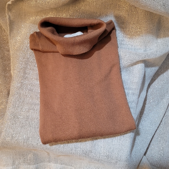 3/$25 Camel H&M Turtleneck - Picture 1 of 8